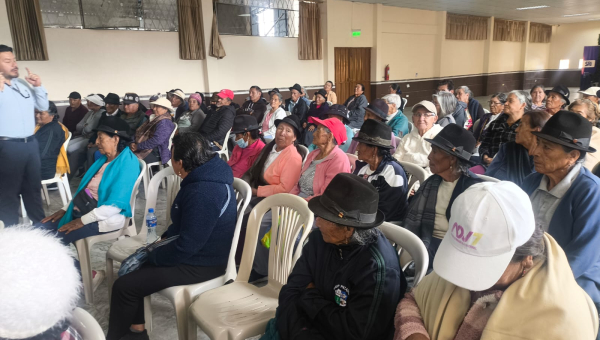 ADULTOS MAYORES DE PICAIHUA RECIBEN CAPACITACIÓN SOBRE BENEFICIOS TRIBUTARIOS Y DEVOLUCIÓN DEL IVA